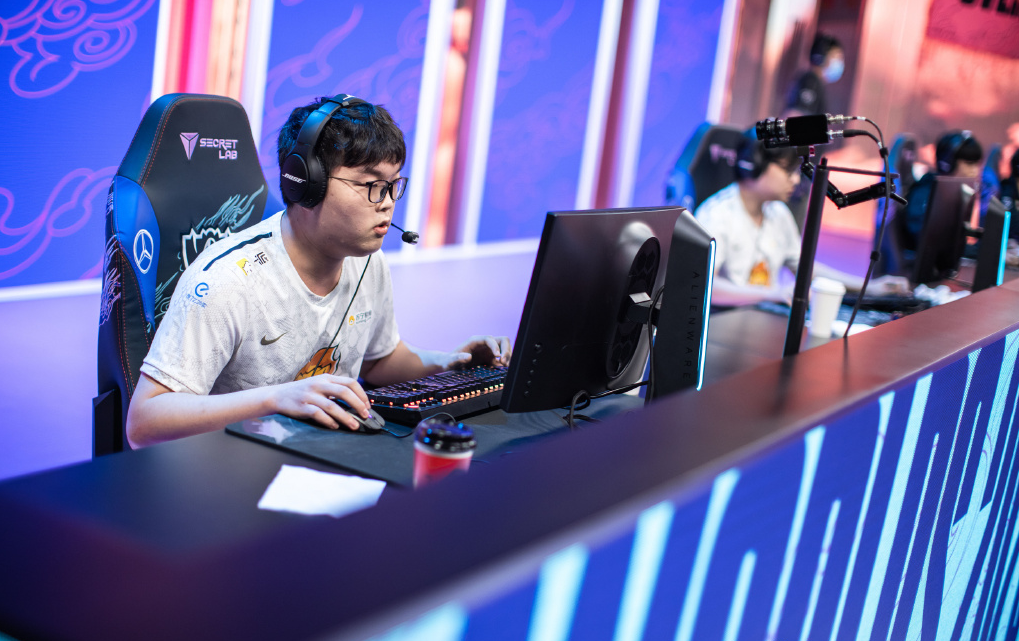 球速体育app关于塞维利亚内部会议纪要流出杜兰特在MAD比赛中大比分领先，TheShy在G2比赛中绝杀看傻球迷的信息